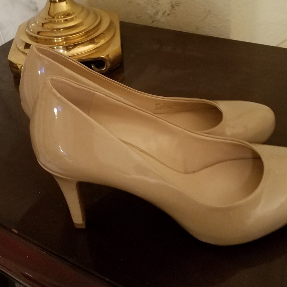 Nude patent leather pumps with box